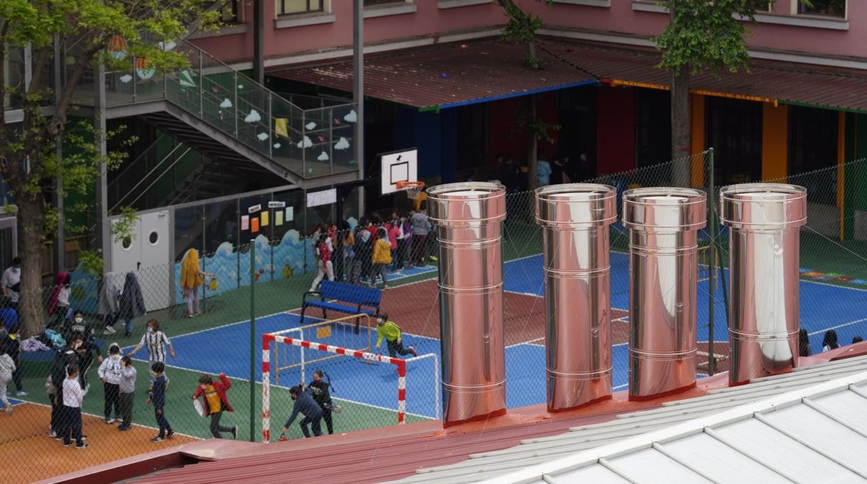 Las chimeneas de las cocinas, al lado del patio en el que juegan los alumnos del CEIP Miguel de Unamuno