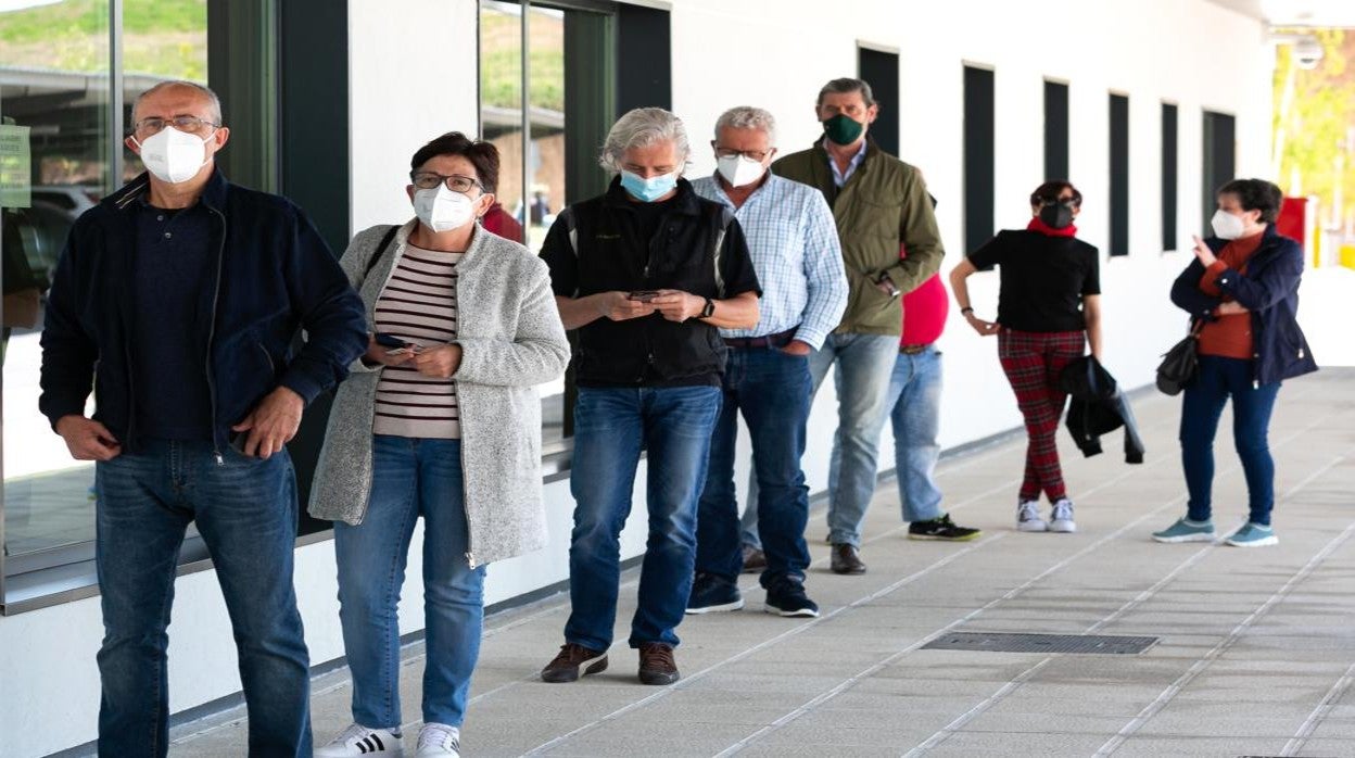 Un grupo de pèrsonas espera a vacunarse en el nuevo hospital de Toledo