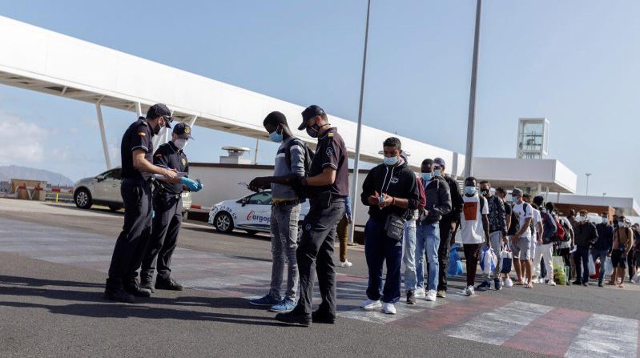La Policía solicita la documentación a un grupo de inmigrantes en Canarias antes de un viaje