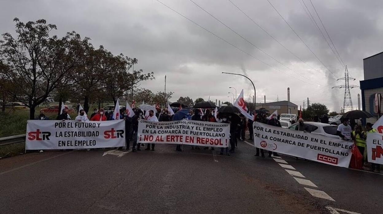 Algunos de los trabajadores de Repsol que se han manifestado frente a la refinería de Puertollano