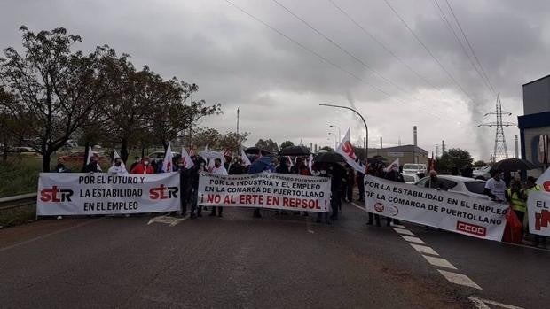 Centenares de trabajadores de Repsol Puertollano cortan el acceso a la refinería