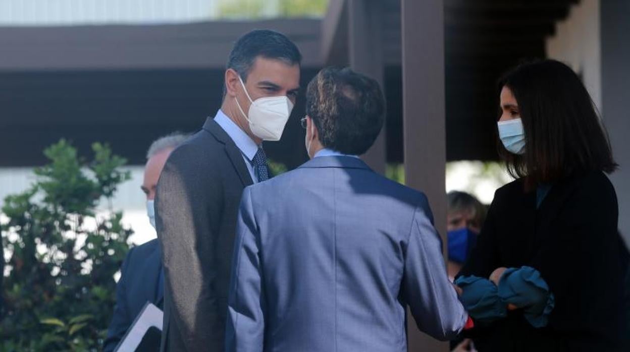 El presidente del Gobierno, Pedro Sánchez, ha visitado este miércoles la farmacéutica Janssen en Toledo