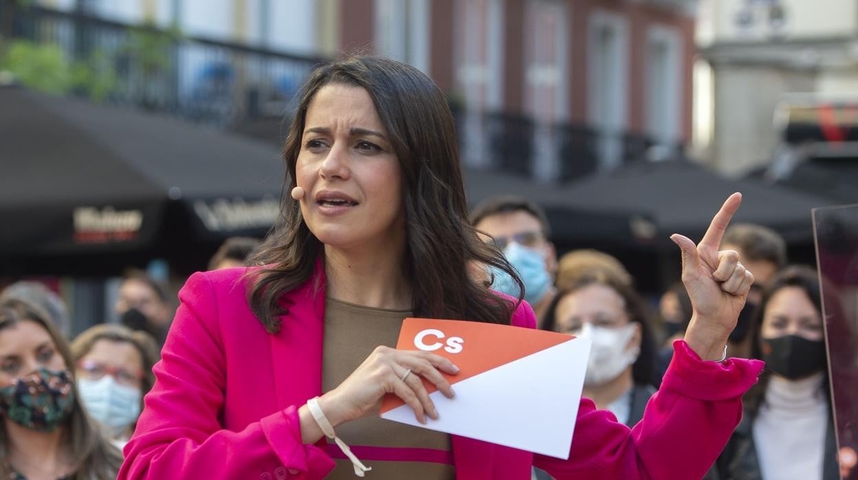 La presidenta de Ciudadanos, Inés Arrimadas interviene en un acto del partido en la Plaza de Chueca