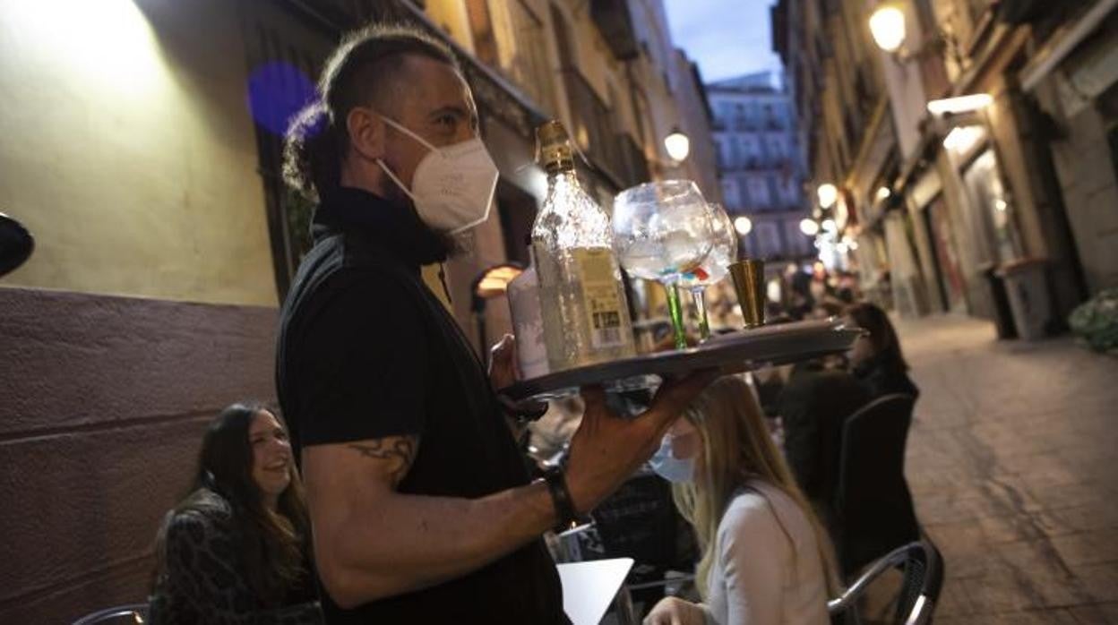 Un camarero sirve varias consumiciones en una terraza del centro de Madrid