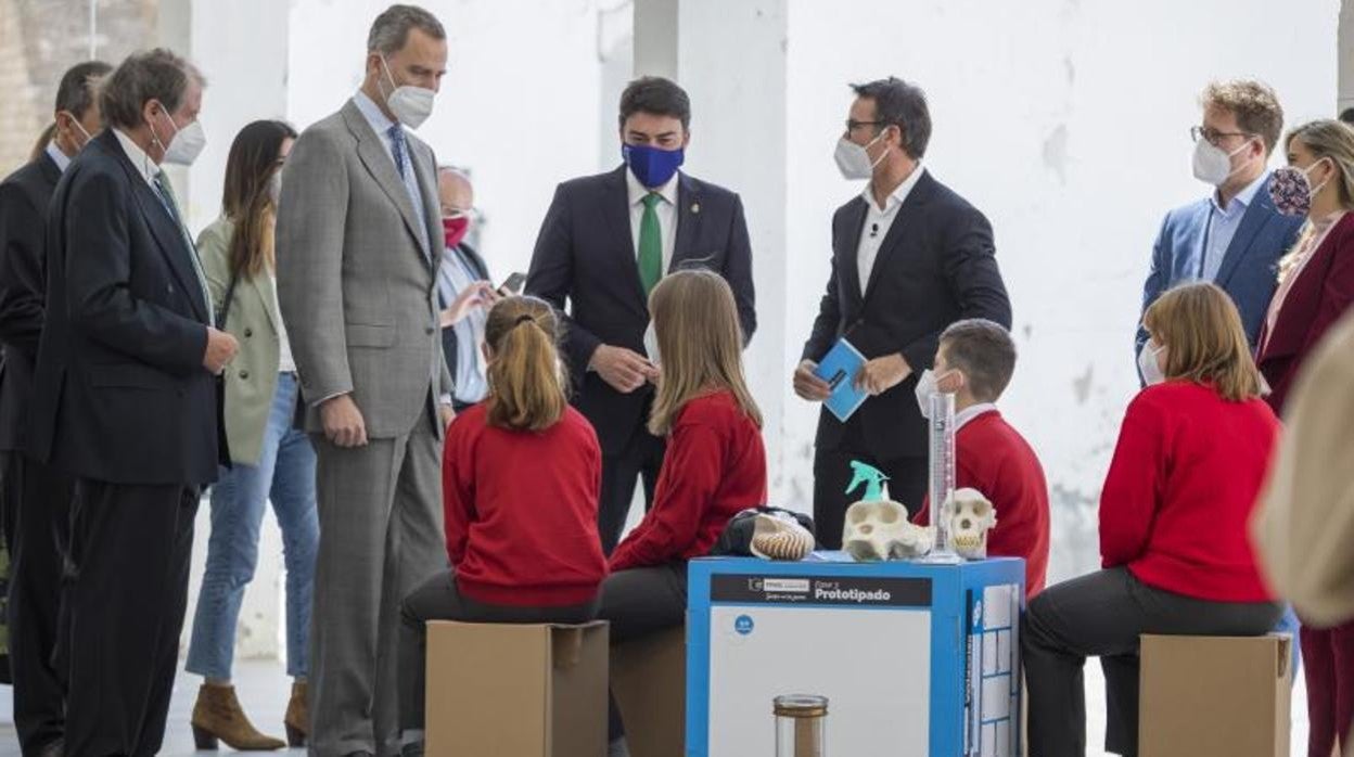 El Rey Felipe VI durante su visita a Las Cigarreras, en Alicante, este jueves