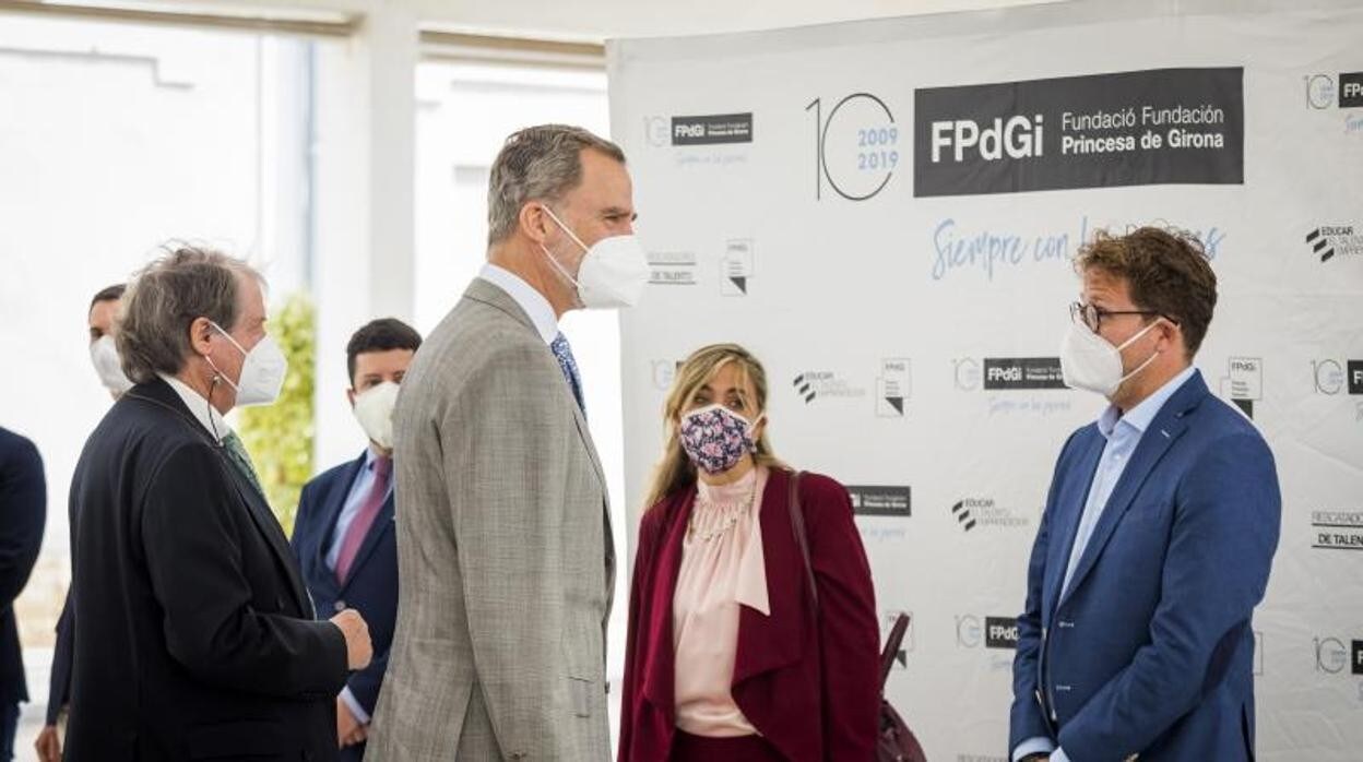 El Rey Felipe VI saluda a asistentes al evento de la fundación FPdGi, este jueves en Alicante