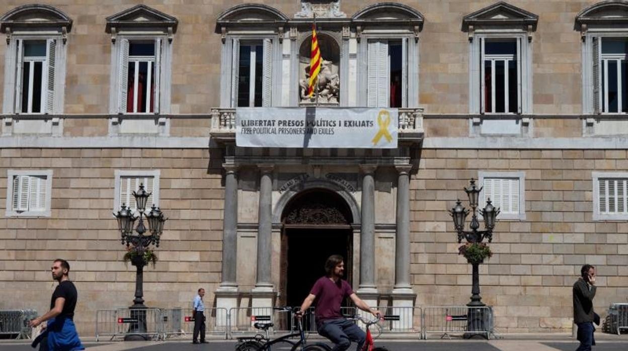 El TSJC falla que la pancarta por los presos del 1-O en la Generalitat fue «partidista»