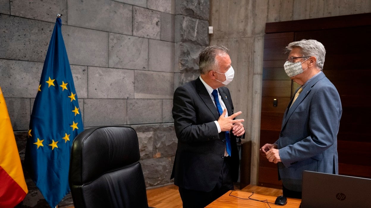 El presidente canario, Ángel Víctor Torres (i), con el consejero Julio Pérez