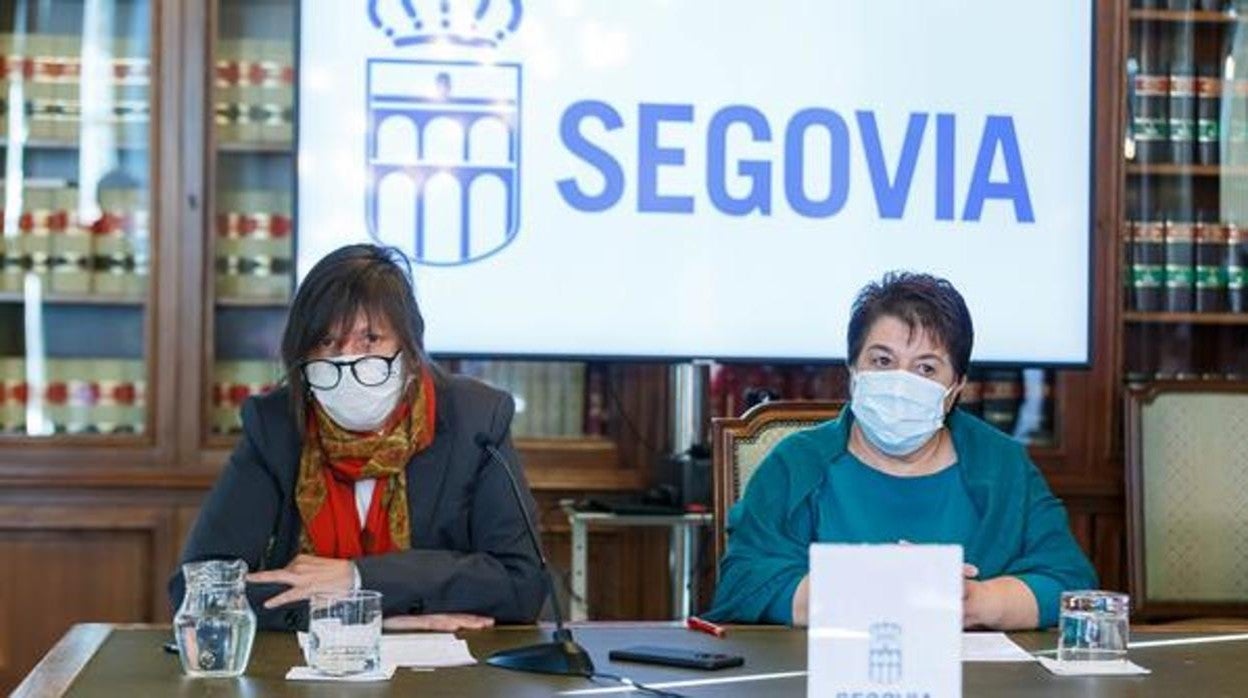 La concejala segoviana de Turismo, Gina Aguiar (izda), y la alcaldesa Clara Luquero