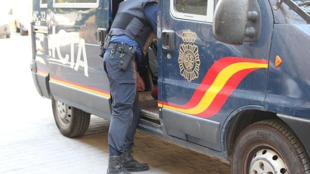 Detienen a un hombre por desnudarse frente a su vecino y dos menores y pegar a un policía fuera de servicio con un palo