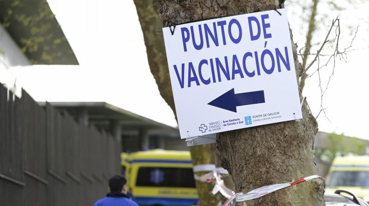 Punto de vacunación en el coruñés hospital marítimo de Oza