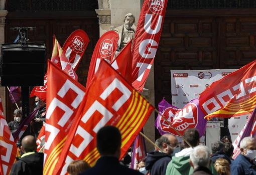 Banderas sindicales, este sábado, durante la manifestación del Primero de Mayo que ha recorrido el centro de Zaragoza