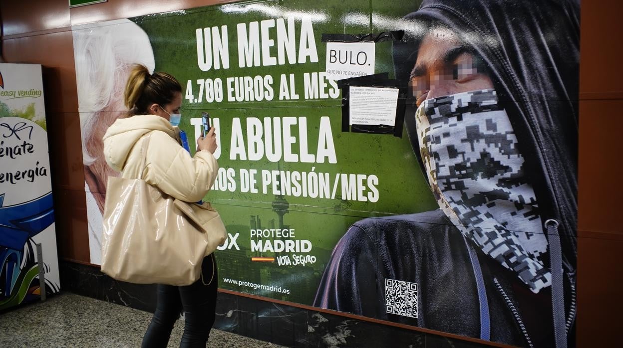 Cartel de Vox contra los menores migrantes instalado en la estación de la Puerta del Sol