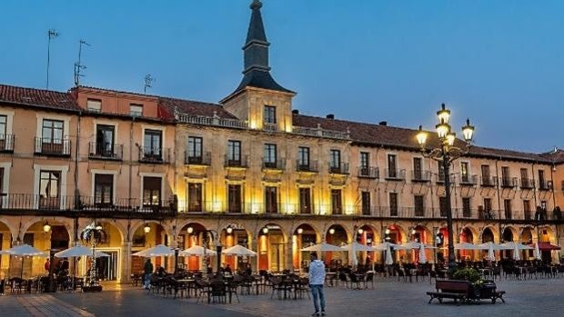 Denunciado un bar de León con 40 personas bailando sin mascarilla y sin guardar la distancia