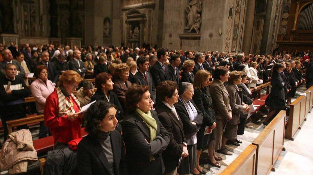 Feligreses asistiendo a una celebración eucarística