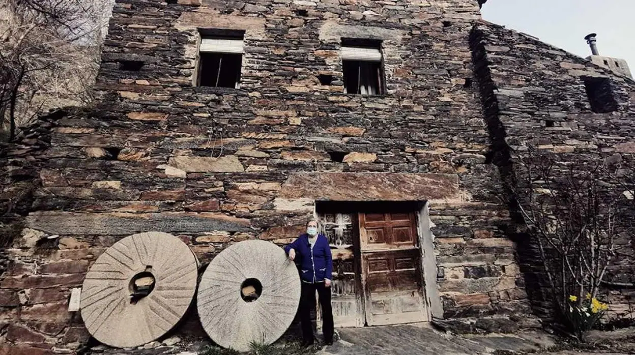 Pilar Andrés, última molinera de Albendiego, posa en la puerta del molino más antiguo de España