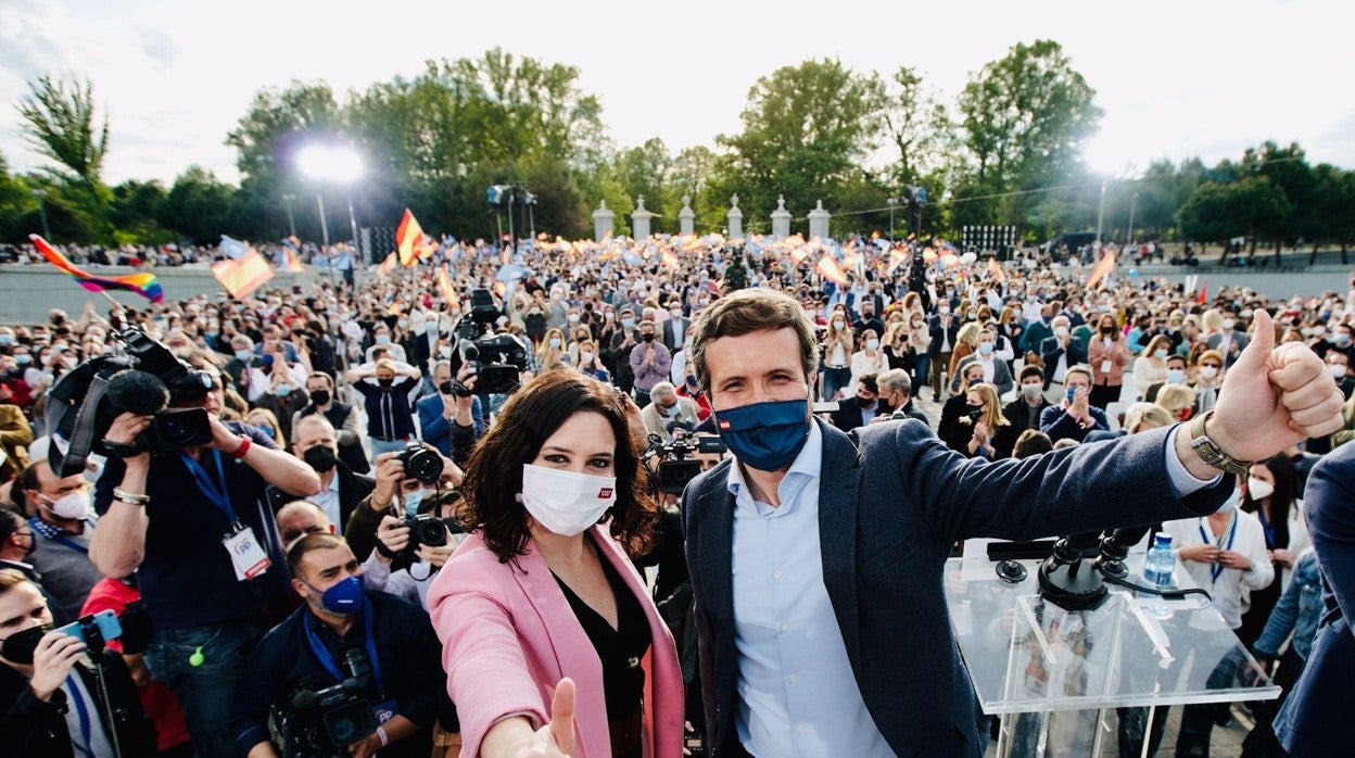 Isabel Díaz Ayuso y Pablo Casado, en el mitin de cierre en Puente del Rey