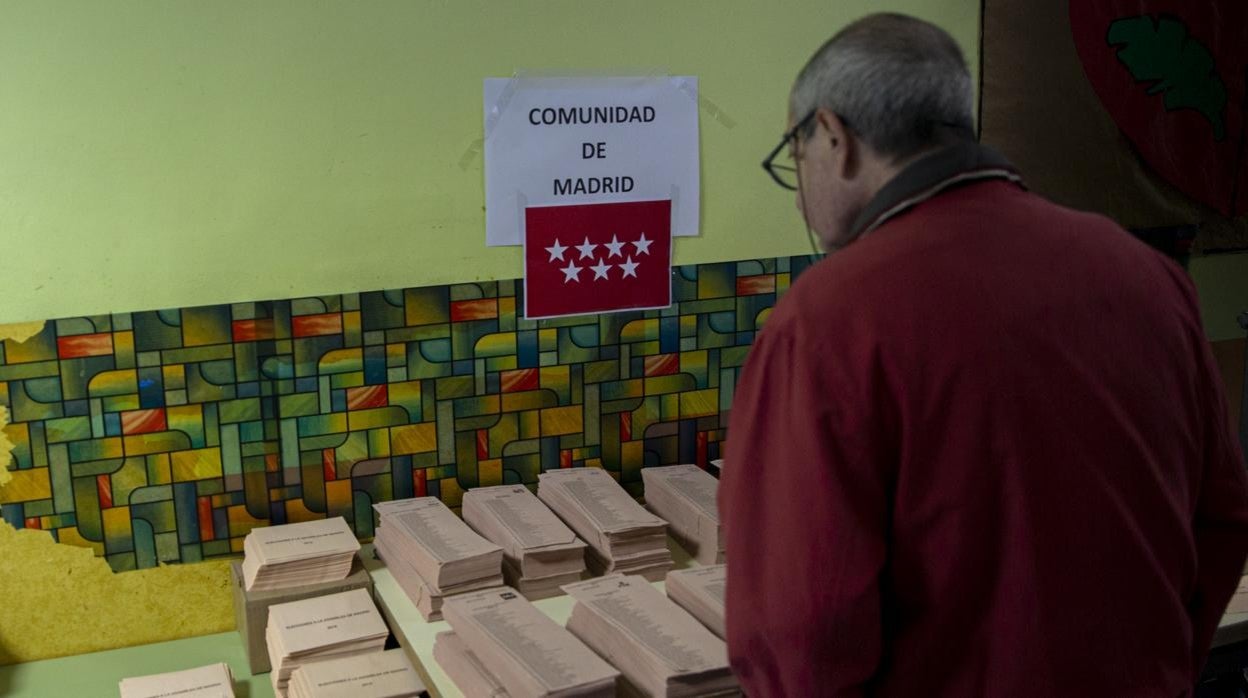 Un señor observa las papeletas durante las elecciones regionales de 2019