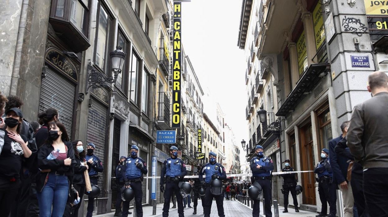 La Policía acordona la calle en la que se sitúa el edificio okupado por La Ingobernable