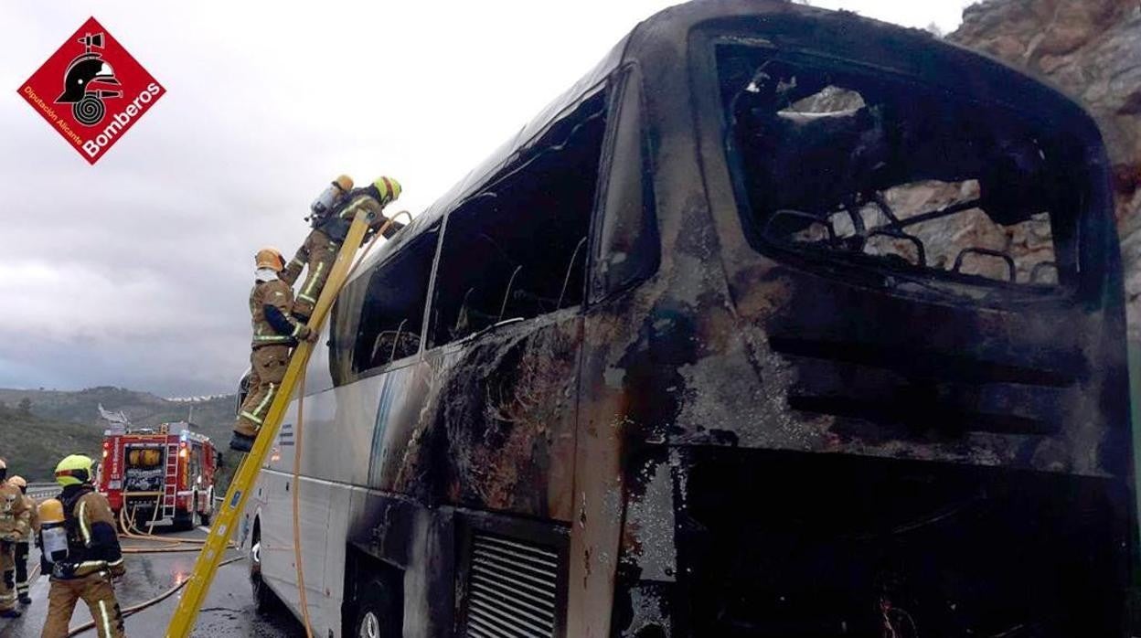 Imagen del autobús calcinado en Alicante