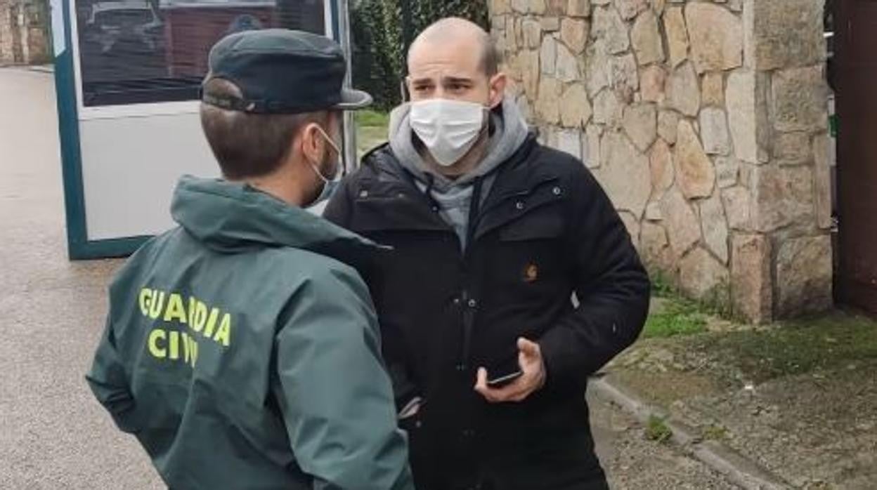 'El Pirrakas' habla con un guardia civil a las puertas del chalé de Pablo Iglesias