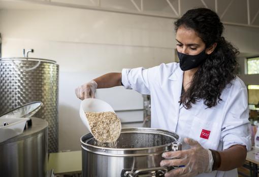 Luz Mauro durante el proceso de elaboración de la cerveza