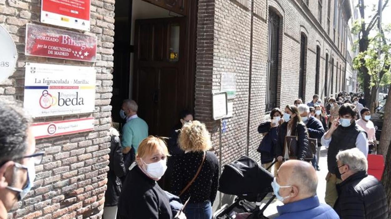 Decenas de ciudadanos hacen cola para votar este martes