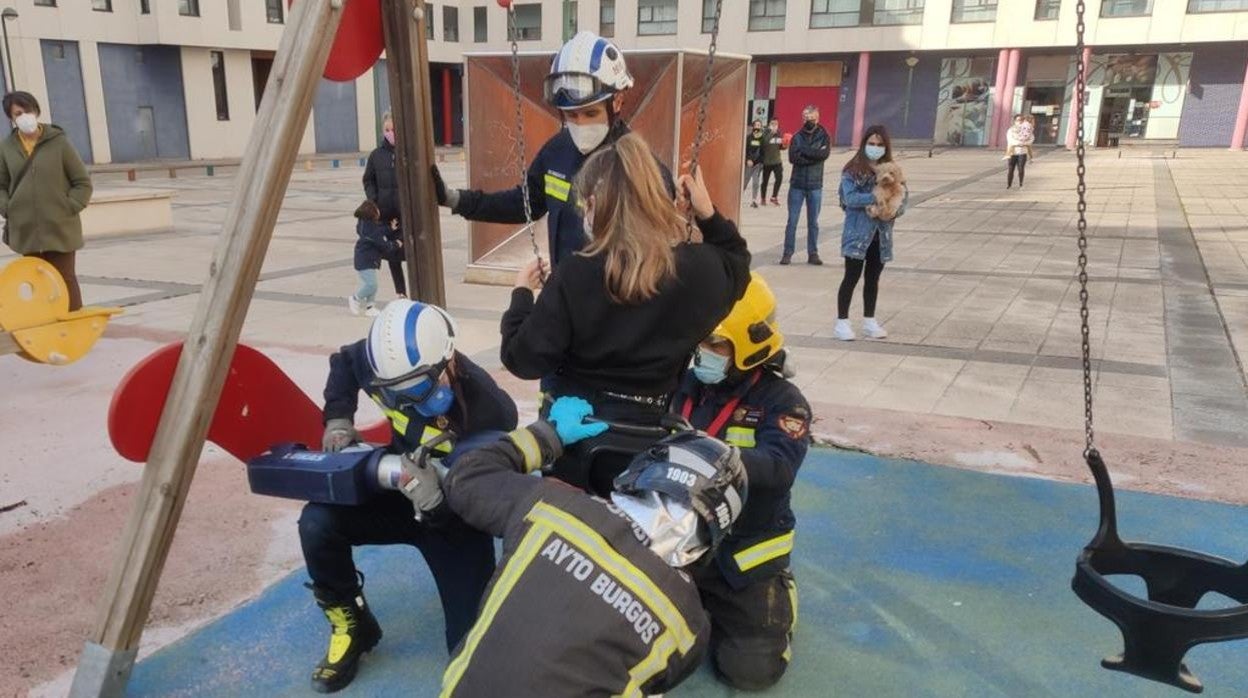 Se queda encajada en un columpio para bebés y tiene que llamar a los bomberos para su excarcelamiento