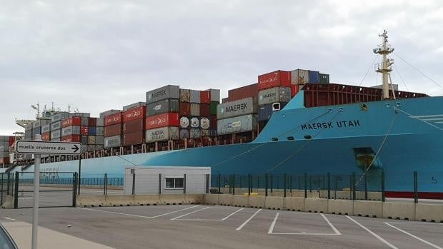 Trece tripulantes de los dos buques confinados en el puerto de Valencia dan positivo en coronavirus