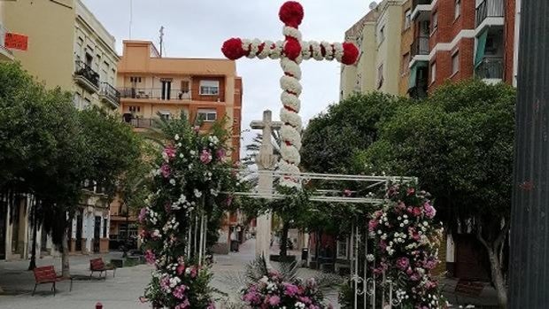 Las Fallas Duc de Gaeta-Pobla de Farnals, Plaza La Cruz-Los Ángeles y Exposición, ganadoras de las 'Cruces de Mayo'