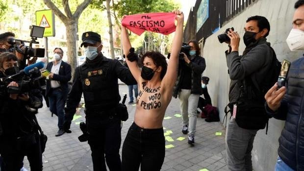 Un grupo de activistas de Femen protesta con el torso desnudo en el colegio electoral de Rocío Monasterio