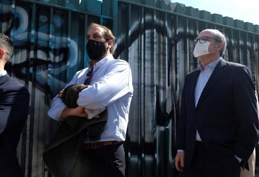 Ángel Gabilondo (d), espera su turno para ejercer el voto en el colegio Joaquín Turina