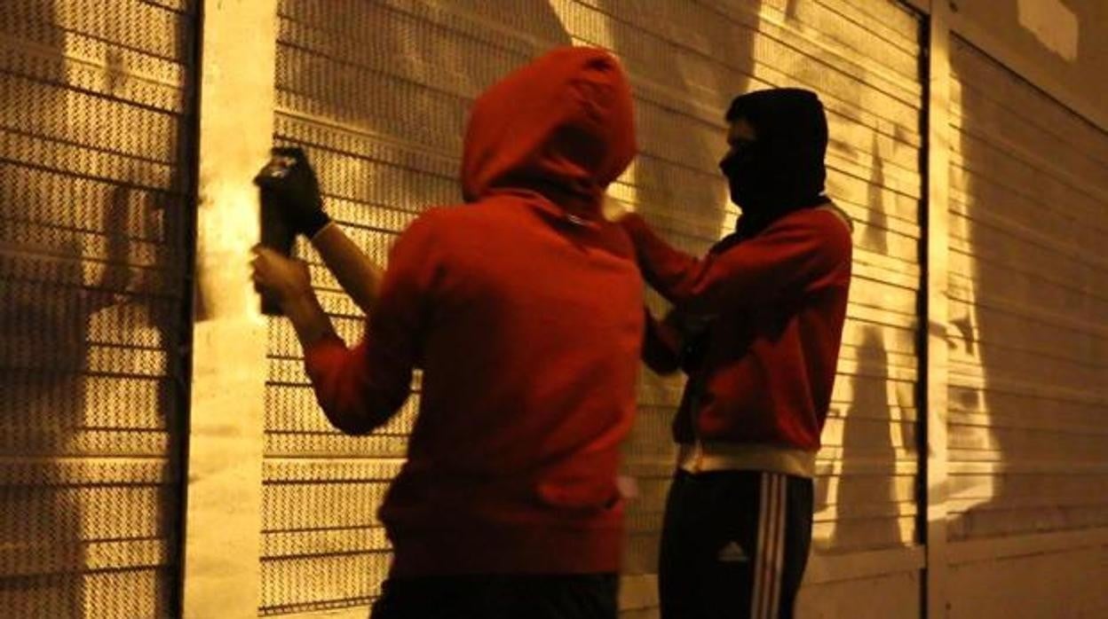 Sorprenden a cuatro grafiteros realizando pintadas en un puente de la autopista AP-1 en Burgos