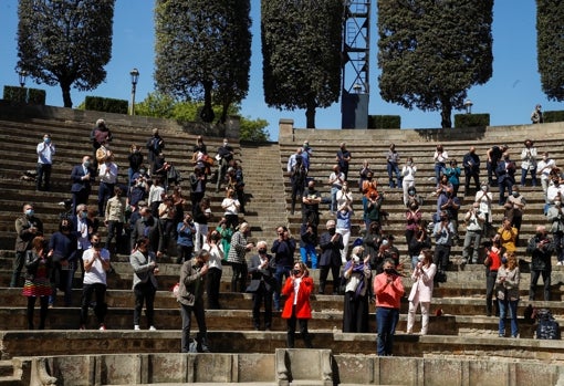 Foto de familia del Grec 2021, con la alcaldesa Ada Colau en primer término