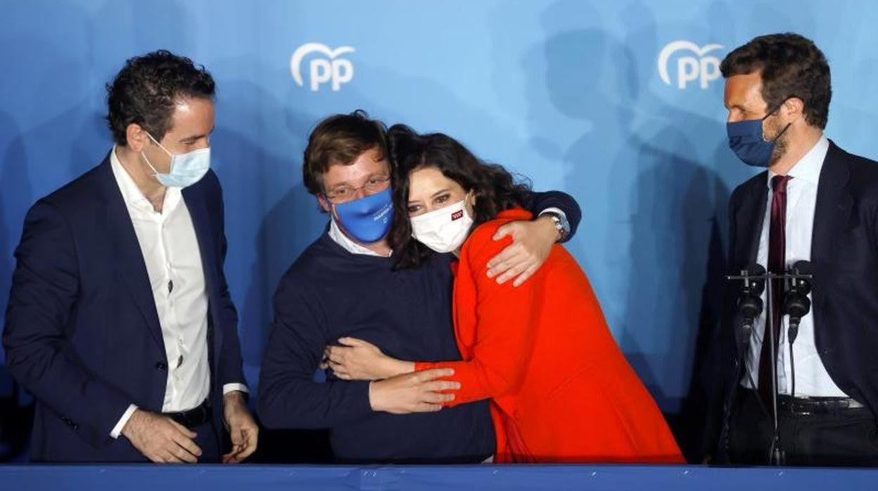 El alcalde de Madrid, José Luis Martínez-Almeida, abraza a la candidata popular, Isabel Díaz Ayuso, ayer, en el palco de Génova
