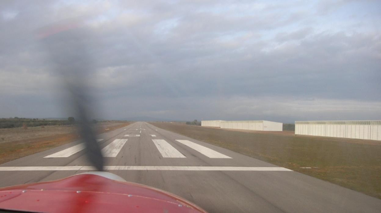 Cae una avioneta en el aeródromo de Robledillo de Mohernando con el piloto atrapado en su interior