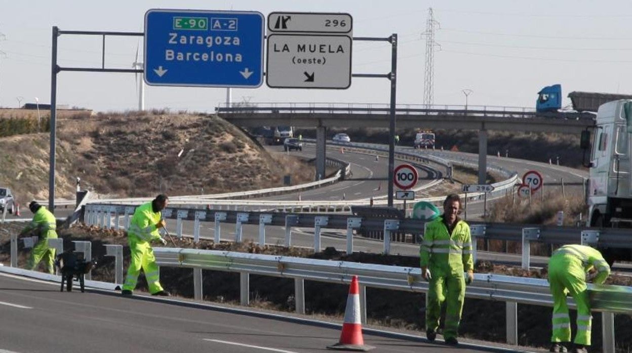 Operarios de mantenimiento en la autovía A-2, a la altura de La Muela