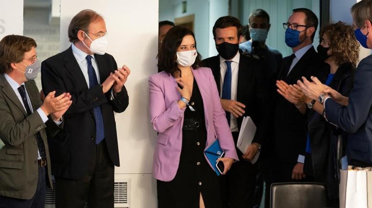 Isabel Díaz Ayuso, aplaudida por sus compañeros a su llegada al Comité Ejecutivo Nacional del PP
