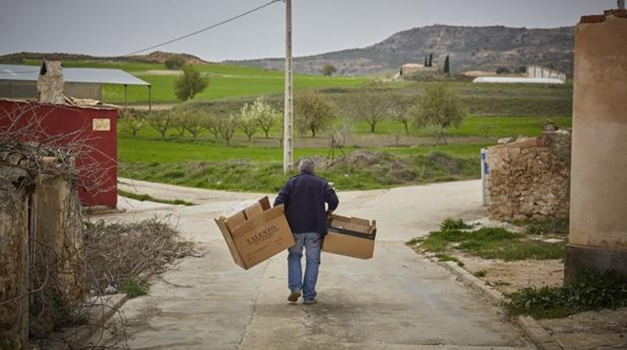 Un vecino de un pueblo afectado por la despoblación, como es Olmeda de la Cuesta (Cuenca)