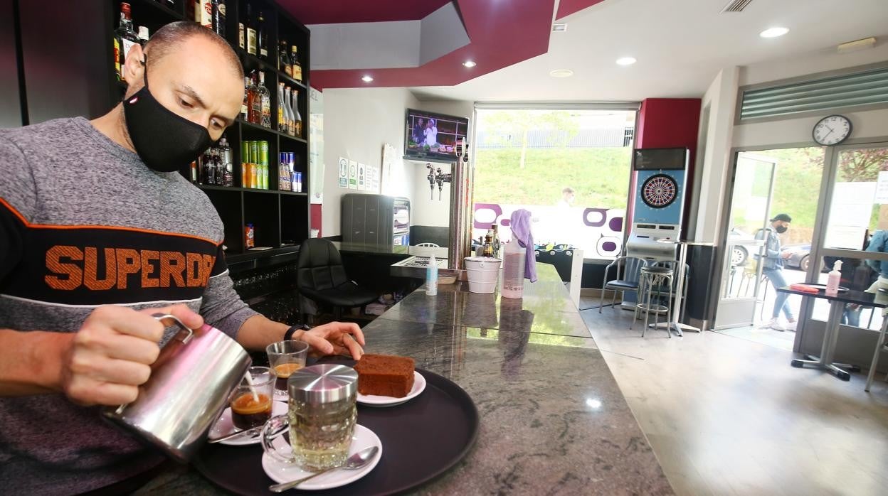 Bar en Ponferrada, con el interior de la hostelería cerrada