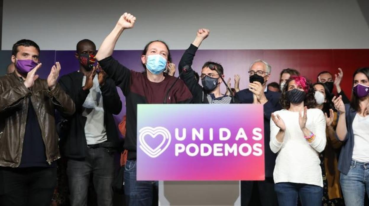 Imagen de la noche electoral, cuando Iglesias anuncia que se marcha. Vanessa Lillo, con camiseta blanca, aplaude al lado de Irene Montero, por la derecha