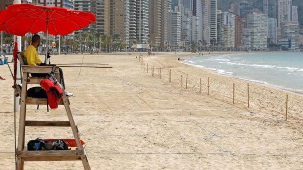 La impactante imagen de las playas de Benidorm vacías a la espera del final del estado de alarma