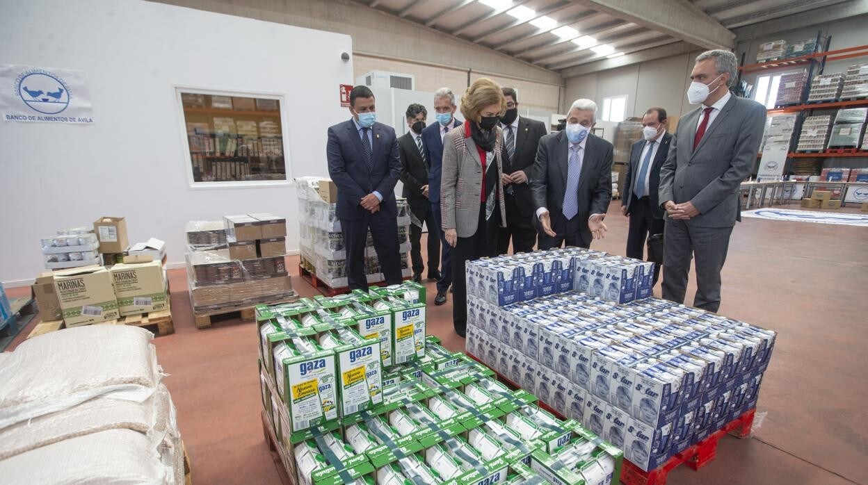 La Reina Sofía, durante su visita este martes al Banco de Alimentos de Ávila
