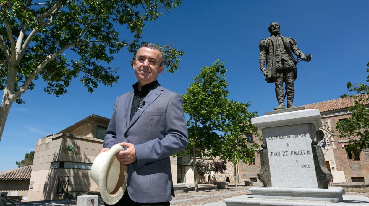 Lorenzo Silva posa ante la estatua de Juan de Padilla en Toledo, donde realizó una ruta para presentar su novela «Castellano»