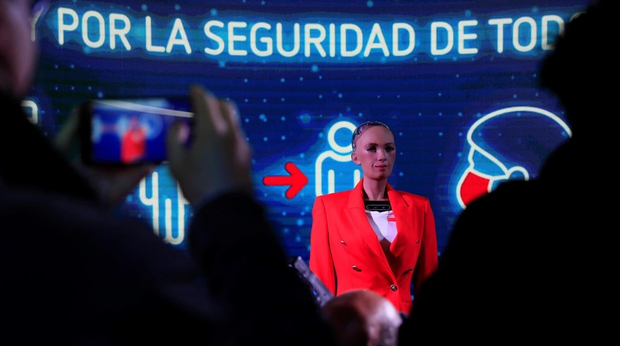 El robot Sophia se encargó de informar sobre las elecciones de Madrid desde el centro de datos de Ifema