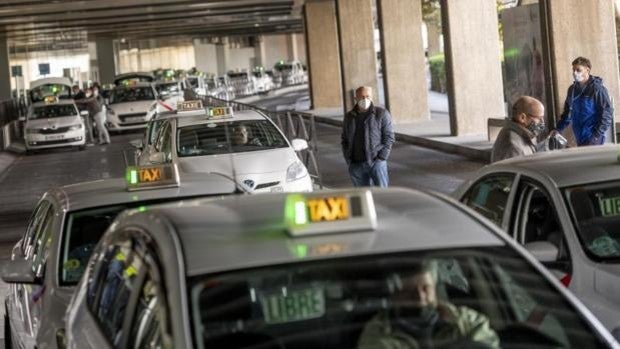 Los taxistas no podrán llevar camisas estampadas y los coches eléctricos trabajarán toda la semana