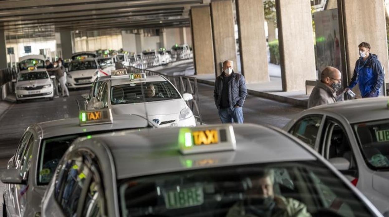 Una fila de taxis en al T1 de Barajas