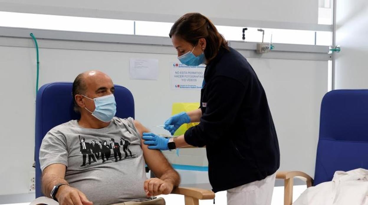 El viceconsejero Antonio Zapatero recibe la vacuna en el Hospital Enfermera Isabel Zendal