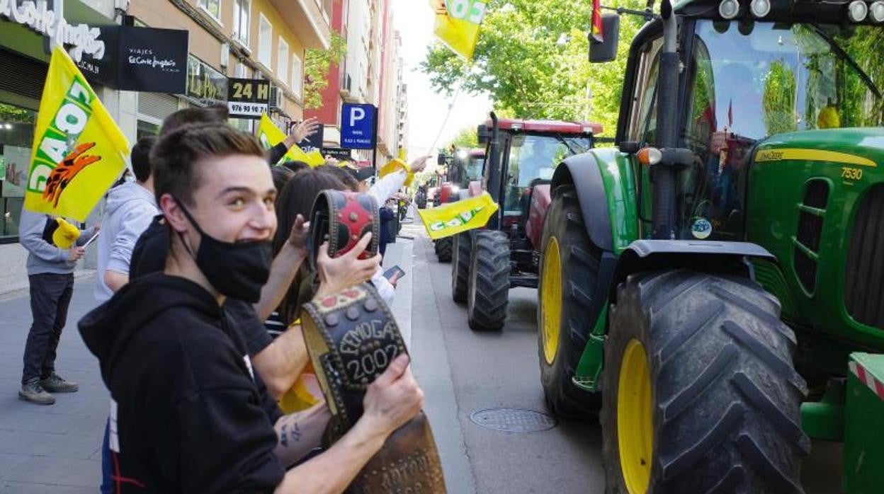 Imagen de la caravana de tractores organizada por el sindicato agrario UAGA-COAG en Zaragoza