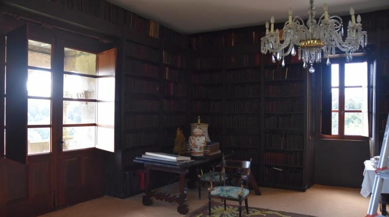 Escritorio y parte de la biblioteca de Emilia Pardo Bazán en el Pazo de Meirás